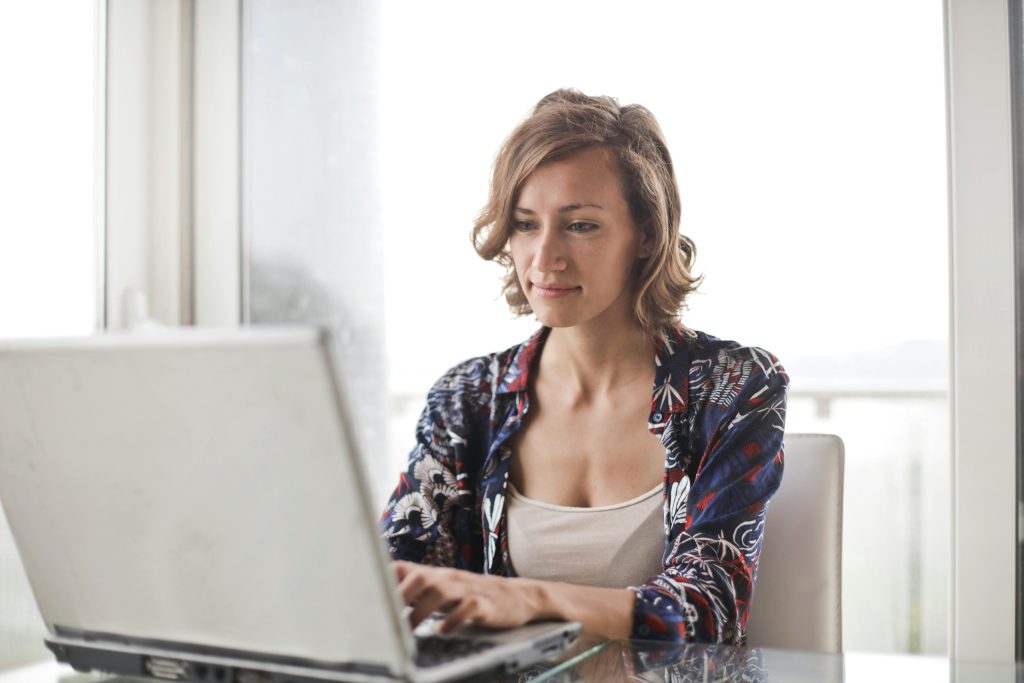 foto ilustrando mulher programando em R