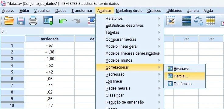 como solicitar correlação parcial no SPSS.